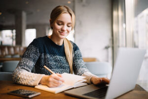 Femme heureuse après une reconversion professionnelle