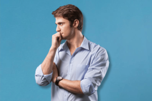 homme qui réfléchit a qui est autorisé à faire passer un bilan de compétences