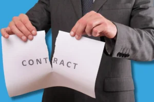 un homme qui déchire un contrat de travail pour montrer la rupture du contrat suite à une négociation de rupture conventionnelle