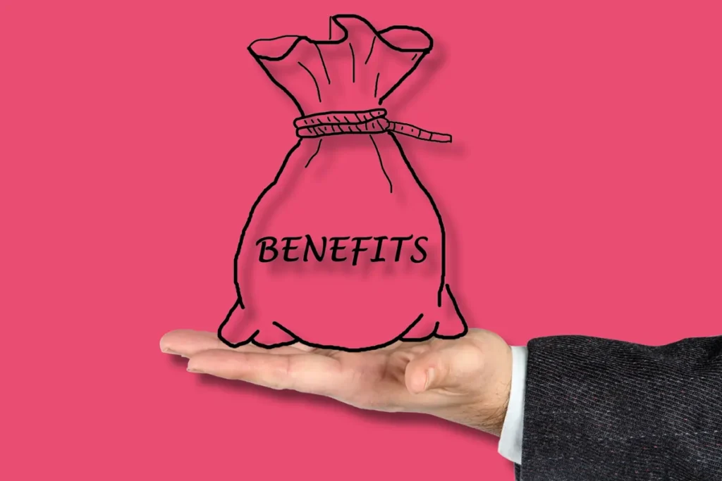 une main tenant un sac d'avantages pour illustrer les nombreux avantages de la microentreprise