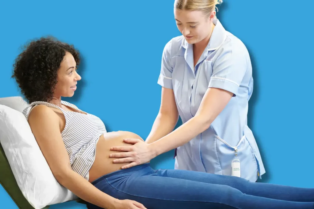 une sage femme après sa reconversion, s'occupant d'une future maman