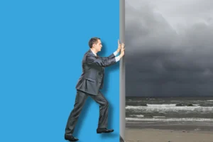 un homme qui pousse un mur pour sortir le mauvais temps du champs