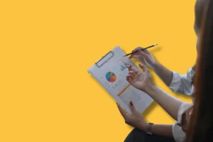 une personne remplissant un formulaire de bilan de compétences