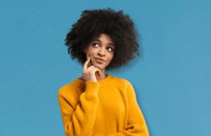 Une femme qui se pose la question si c'est possible de faire un bilan de compétences toute seule.