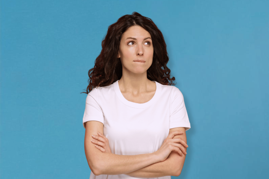 une femme qui réfléchit pour savoir comment résoudre le syndrome de l'imposteur