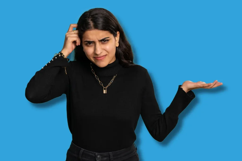 Une jeune femme se demandant comment croire en soi en se grattant la tête