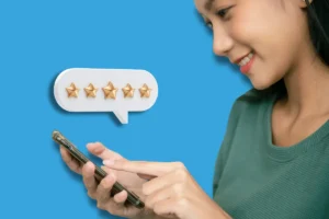 une femme consultant les avis sur le bilan de compétences avant de se lancer.