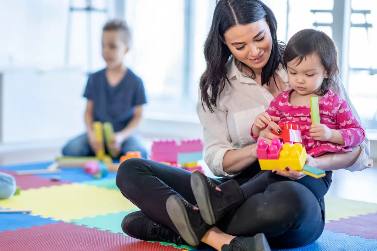 Devenir auxiliaire de puériculture reconversion