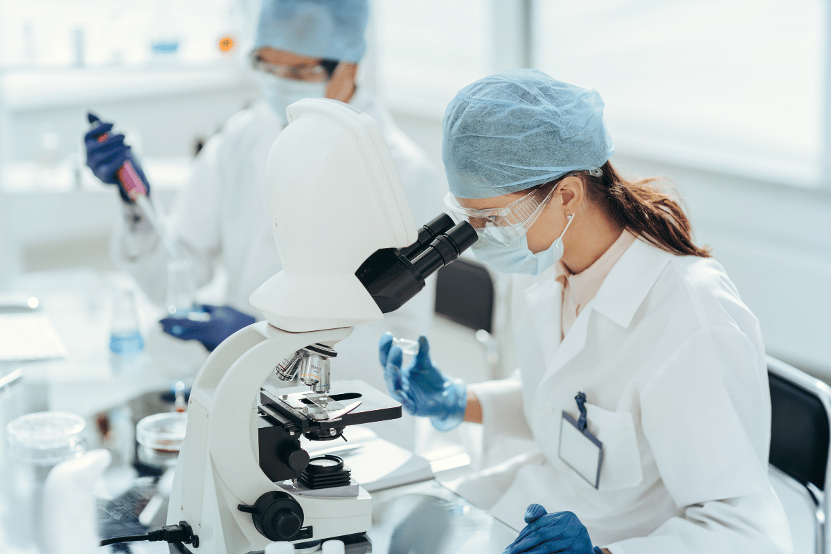 Devenir technicien de laboratoire reconversion