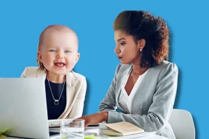 Une femme et une jeune femme (à la tête d'un bébé) pour parler des bilans de compétences chez les jeunes