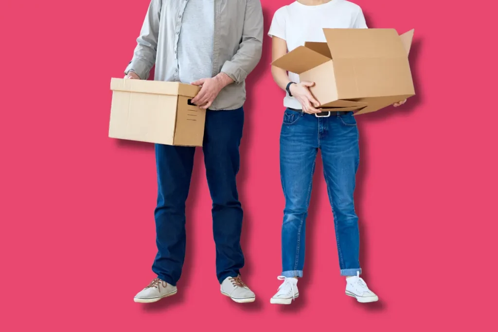 deux personnes avec des cartons, prêts à changer de vie