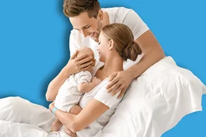 De jeunes parents avec leur chérubin dans les bras. Cette photo est ici pour illustrer le bilan de compétences après un congé maternité ou un congés parental