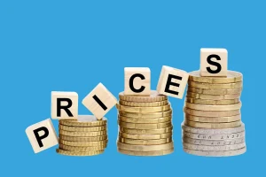 trois piles de pièce rangées par ordre croissant avec les lettres de "prices" pour "prix" escaladant ces lettres. Cette photo est pour illustrer la question "combien coute un bilan de compétences sur Nantes ?"
