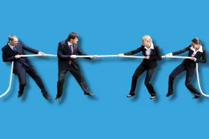 quatre personnes qui s'affrontent au tir à la corde pour illustrer le sujet de l'article : "rester compétitif sur le marché du travail à Saint-Lô"