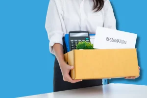 une personne qui ramasse ses effets personnels dans le cadre de sa reconversion