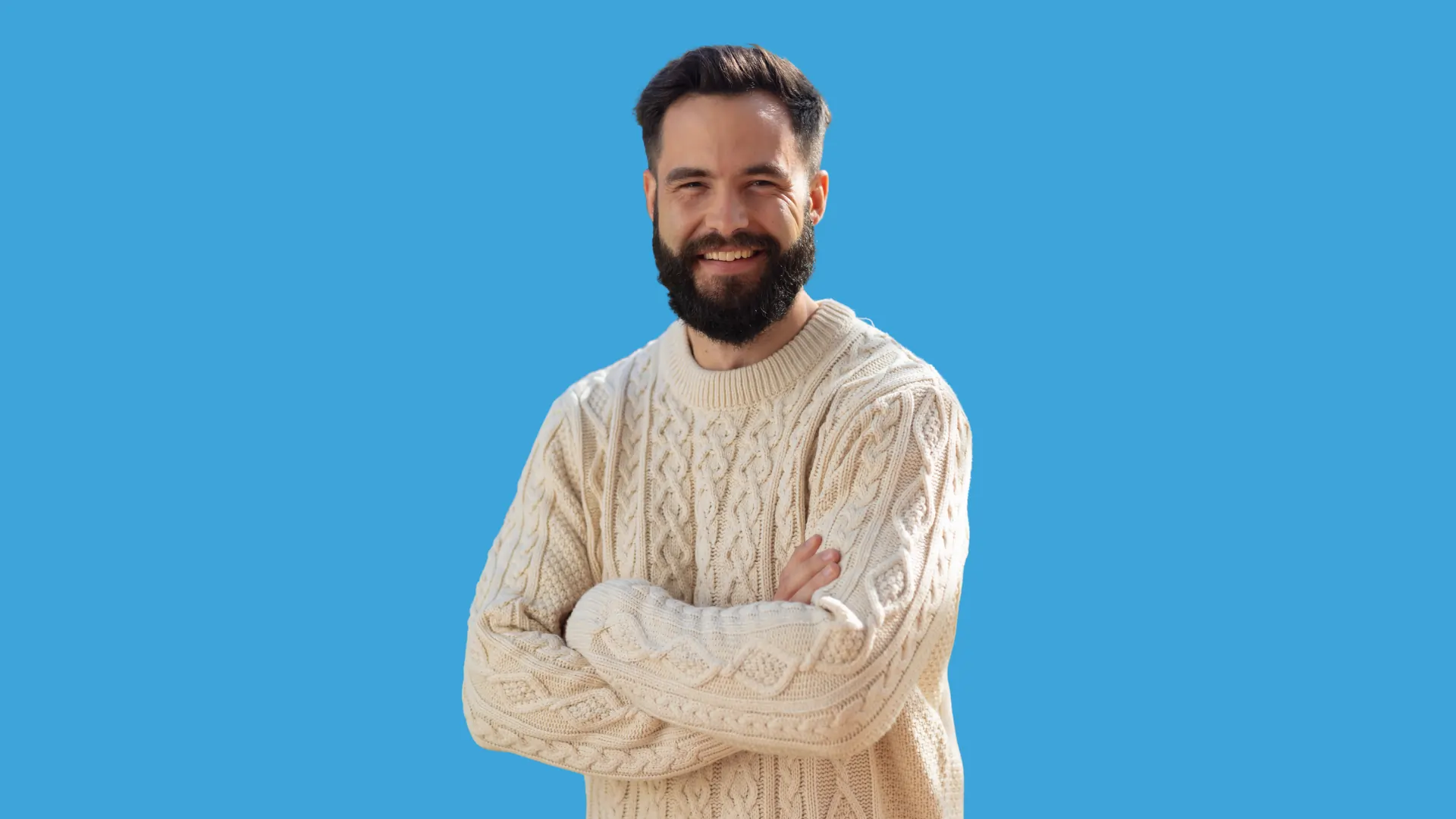 Cet homme se tient fièrement devant la caméra baigné de soleil, il est heureux d'avoir pu faire son bilan de compétence après avoir fait un point avec la médecine du travail.