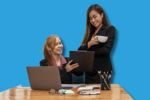 Deux femmes discutant avec le sourire du bilan de compétences adapté