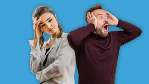 Un homme et une femme victime d'ergophobie se tiennent chacun la tête, l'un en panique l'autre très fatiguée.