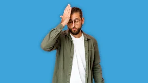 Un homme épuisé par le syndrome du sauveur à besoin d'un bilan de compétences.