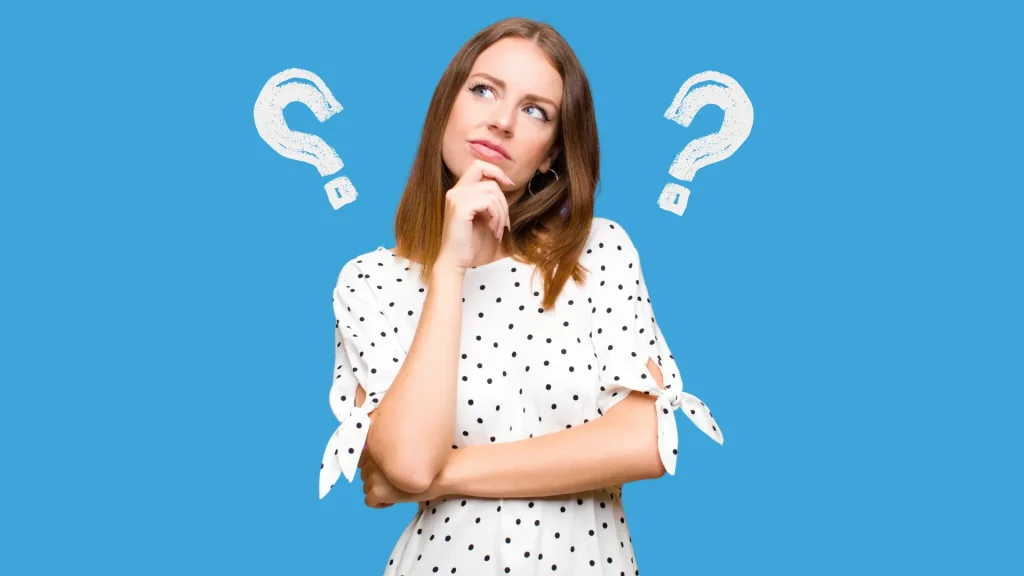 Une jeune femme se demande quelles sont les étapes clés d'une reconversion professionnelle.