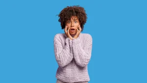 Cette femme est anxieuse à l'idée d'aller au travail.