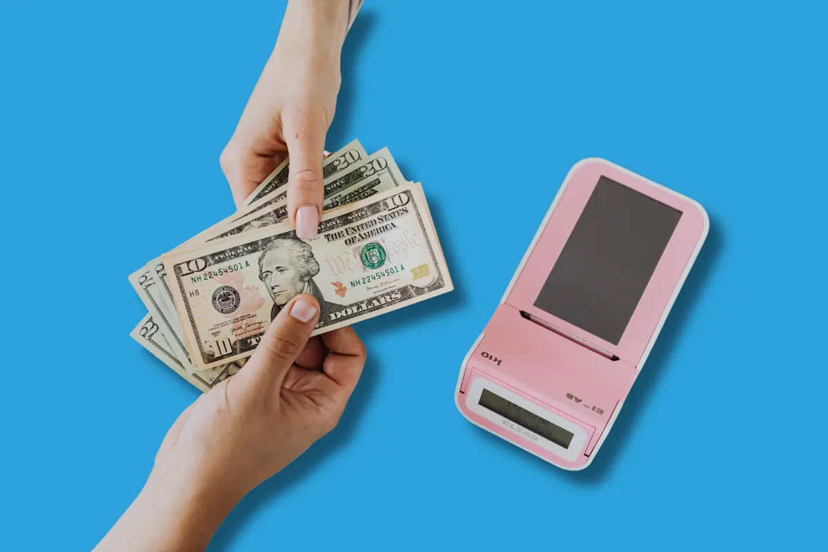 deux personnes qui s'échangent de l'argent pour illustrer le sujet de l'article : "comment financer son bilan de compétences à Nantes"