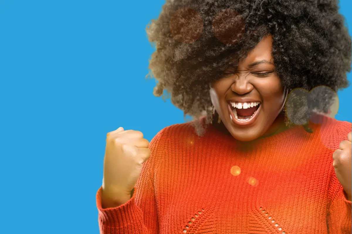 Une femme heureuse d'avoir réussie sa transition professionnelle à Nantes