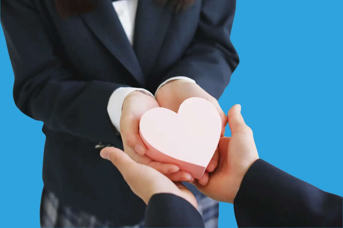 une personne qui offre un coeur à une autre en guise de bienveillance 