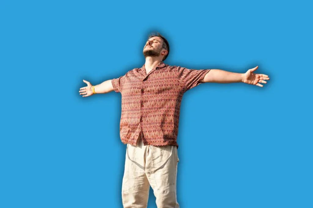 un homme qui tend les bras en signe de libération suite à son bilan de compétences à Challans qui lui a permis de se libérer de son burn out