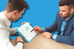 un consultant Yaplu-k Cholet avec un bénéficiaire dans le cadre d'un bilan de compétences