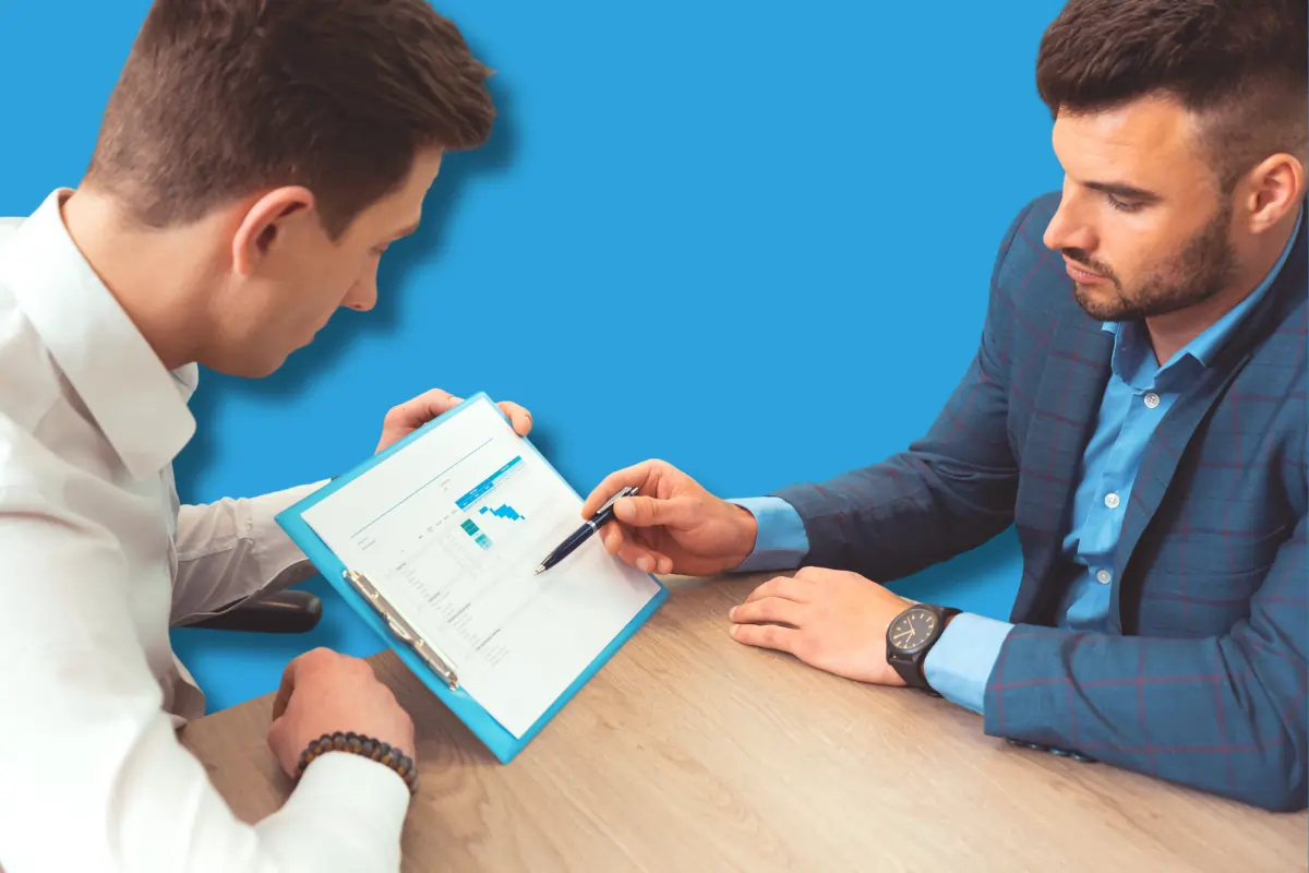 un consultant Yaplu-k Cholet avec un bénéficiaire dans le cadre d'un bilan de compétences