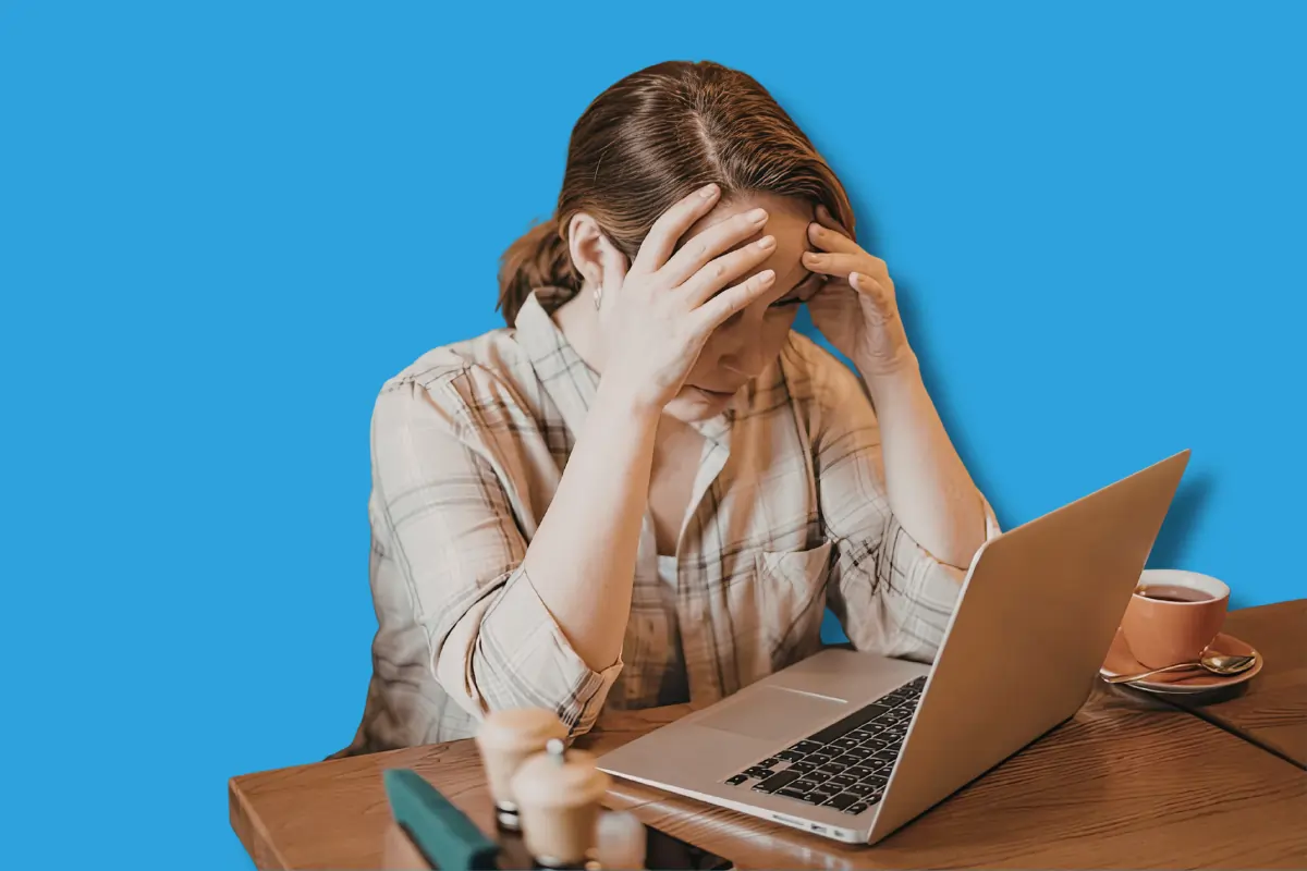 Une femme stressée par son travail à la roche sur Yon