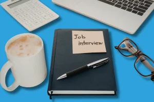 un carnet avec un stylo pour illustrer le sujet de l'article : le guide pour préparer son premier rendez-vous de bilan de compétences à Challans