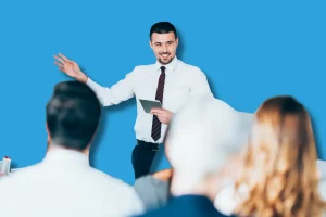 un formateur à Challans debout face à ses apprenants.