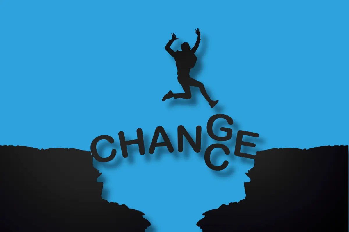 un homme qui saut d'un ravin à l'autre avec le mot "change" écrit pour montrer que prendre des risques ça aide à avancer, comme les reconversion à Cholet