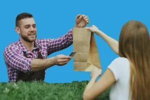 un maraîcher concluant une vente avec une femme à Challans