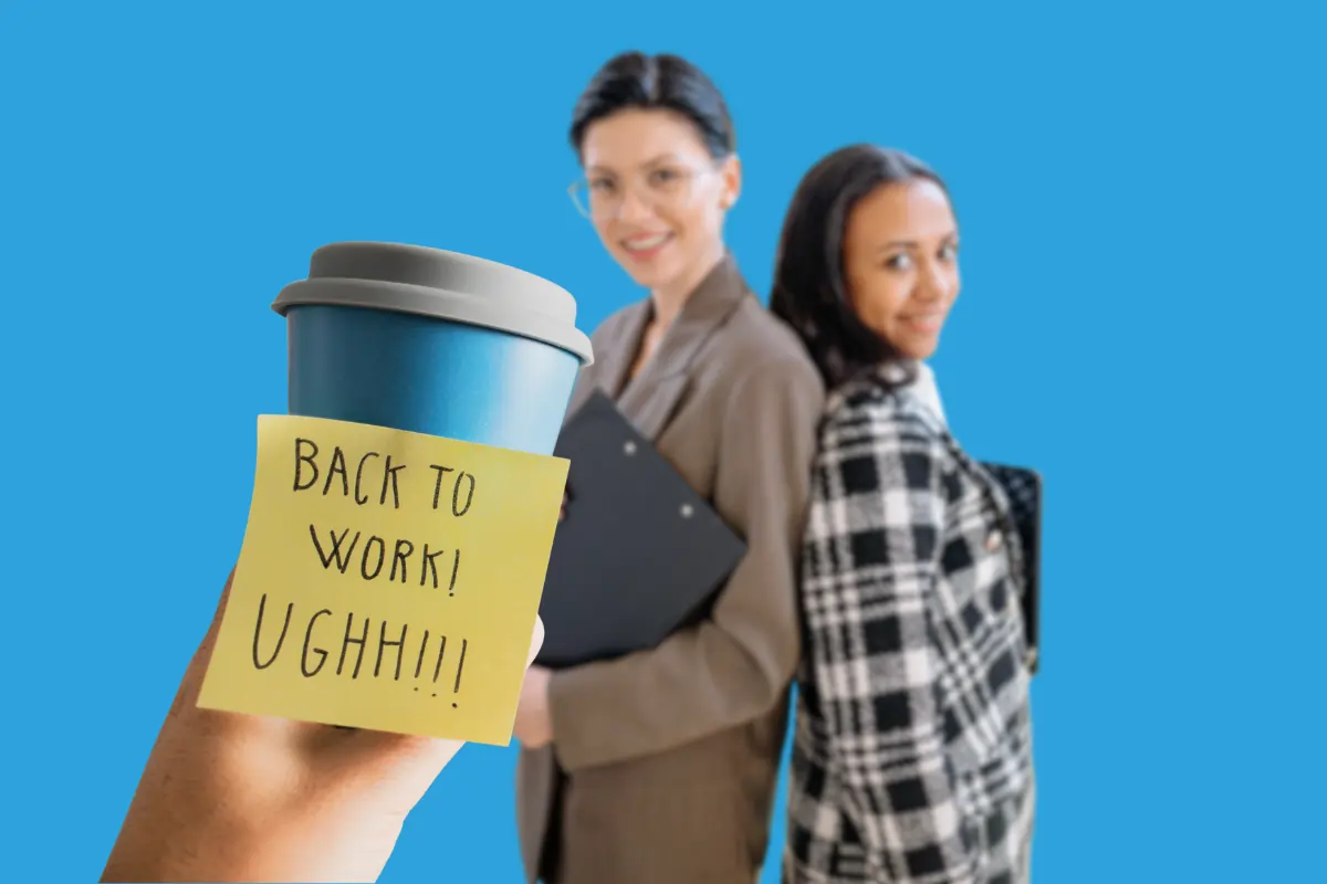 deux employées en arrière plan un peu floutées avec une personne qui tens un café avec un post it ou il est inscrit "retour au travail"