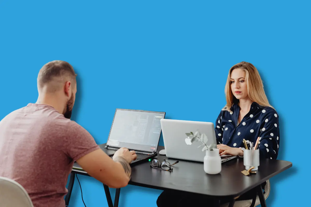 deux personnes qui travaillent pour leur propre entreprise suite à leur bilan de compétences à Nantes