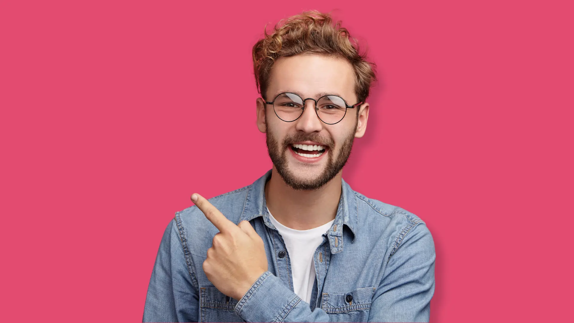 Homme heureux après bilan de compétences est devenu entrepreneur local