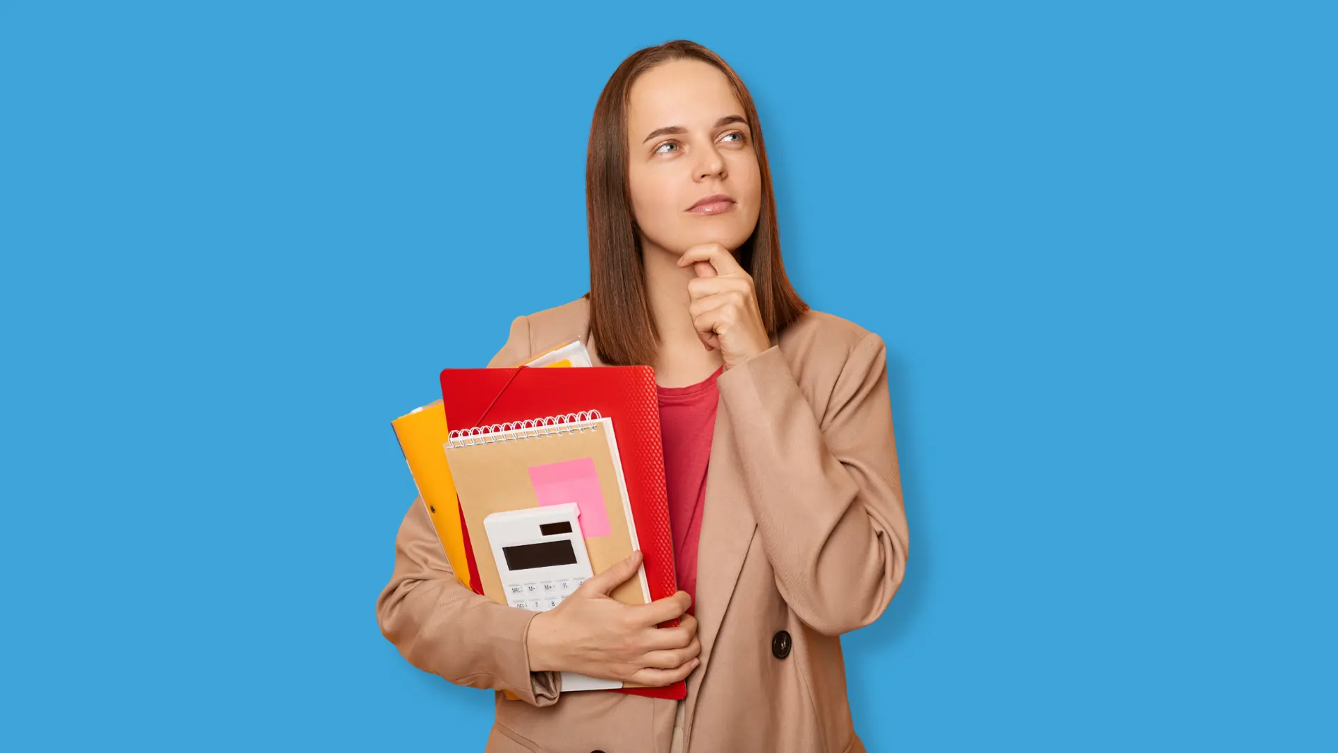 Cette femme réfléchit à quel test de personnalité elle doit passer