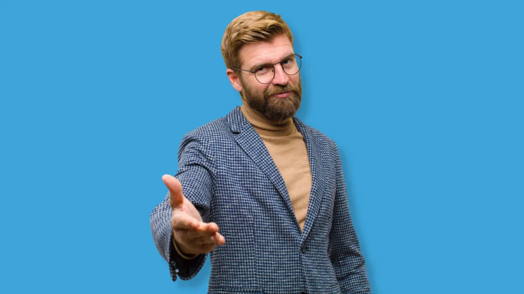 Cet homme accueil une personne en reconversion professionnelle au sein de son entreprise pour une PMSMP