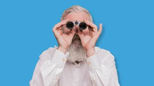 Un homme senior cherche comment se réorienter à Saint Nazaire