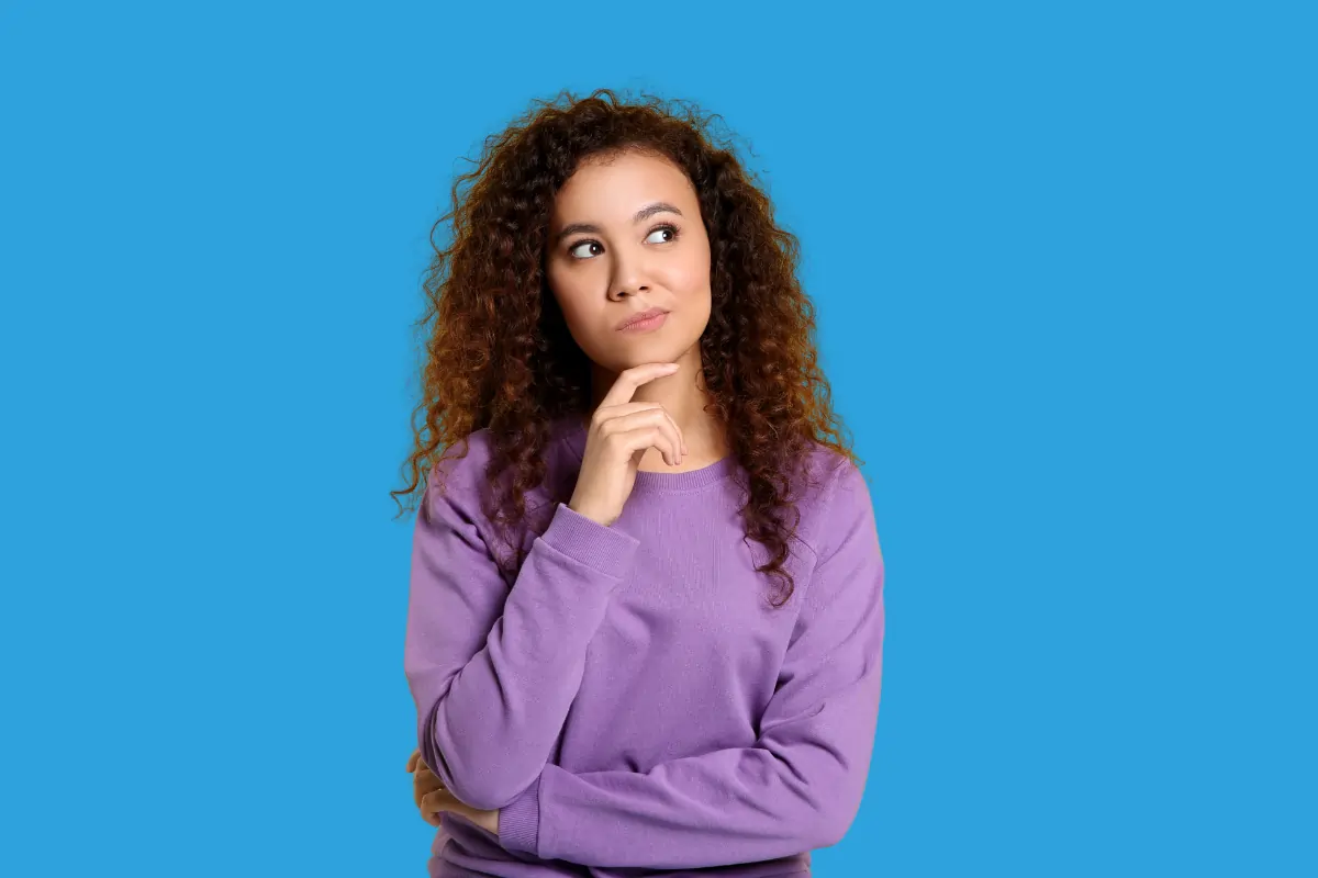 Une femme qui se questionne : pourquoi choisir Challans pour vivre et s'épanouir professionnellement ? 