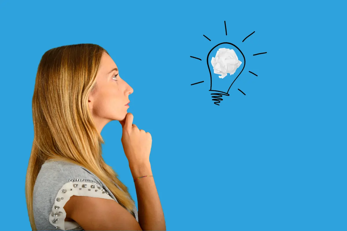une personne qui se questionne avec une ampoule (idée) en face d'elle. Cela représente les pistes qui s'offrent à elle à Cholet en matière de reconversion