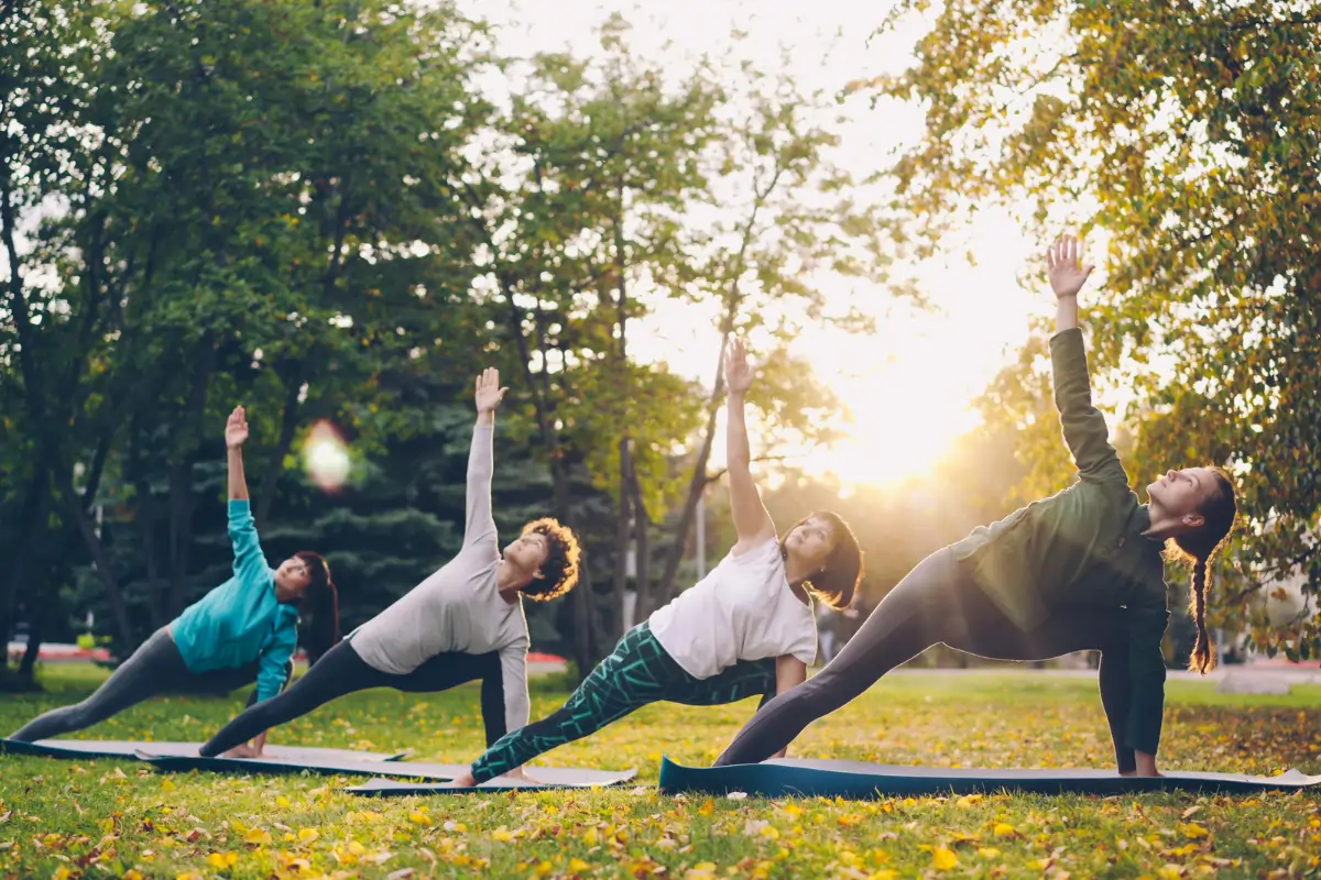personnes exerçant une activité sportive en plein air pendant leur retraite