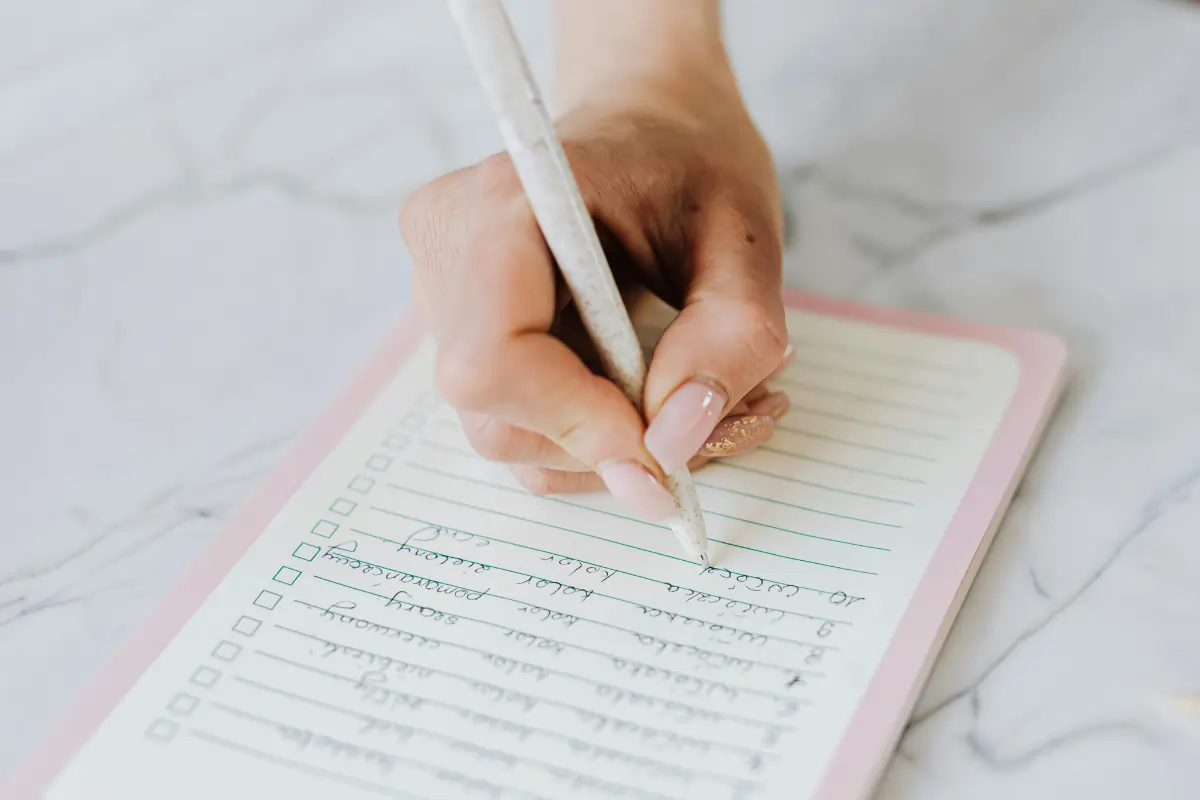 une personne qui remplis sa check list pour son bilan de compétences à Challans