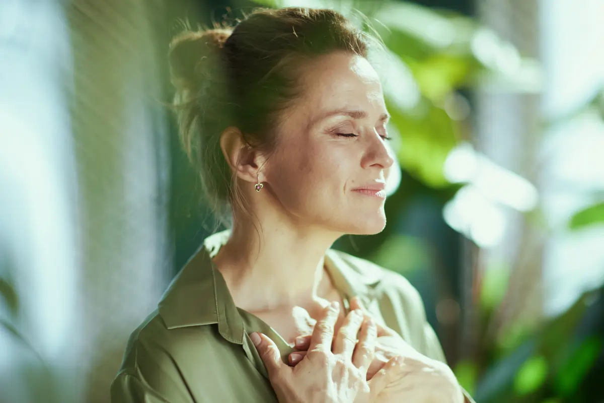 une femme qui inspire les yeux fermés. Elle est sereine car elle s'est écoutée et est partie habiter dans la campagne de Cholet alors qu'elle travaille en ville