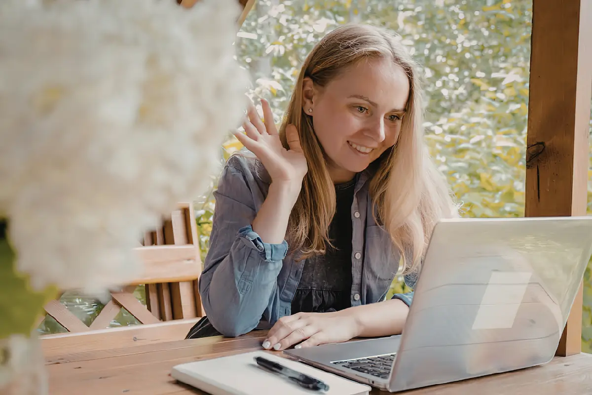 une jeune femme professionnelle qui travaille à Cholet et a fait le choix d'habiter à la campagne. Elle fait du télétravail