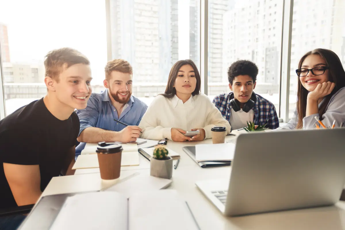 Des personnes faisant preuves de leurs compétences pour leur reconversion à Cholet