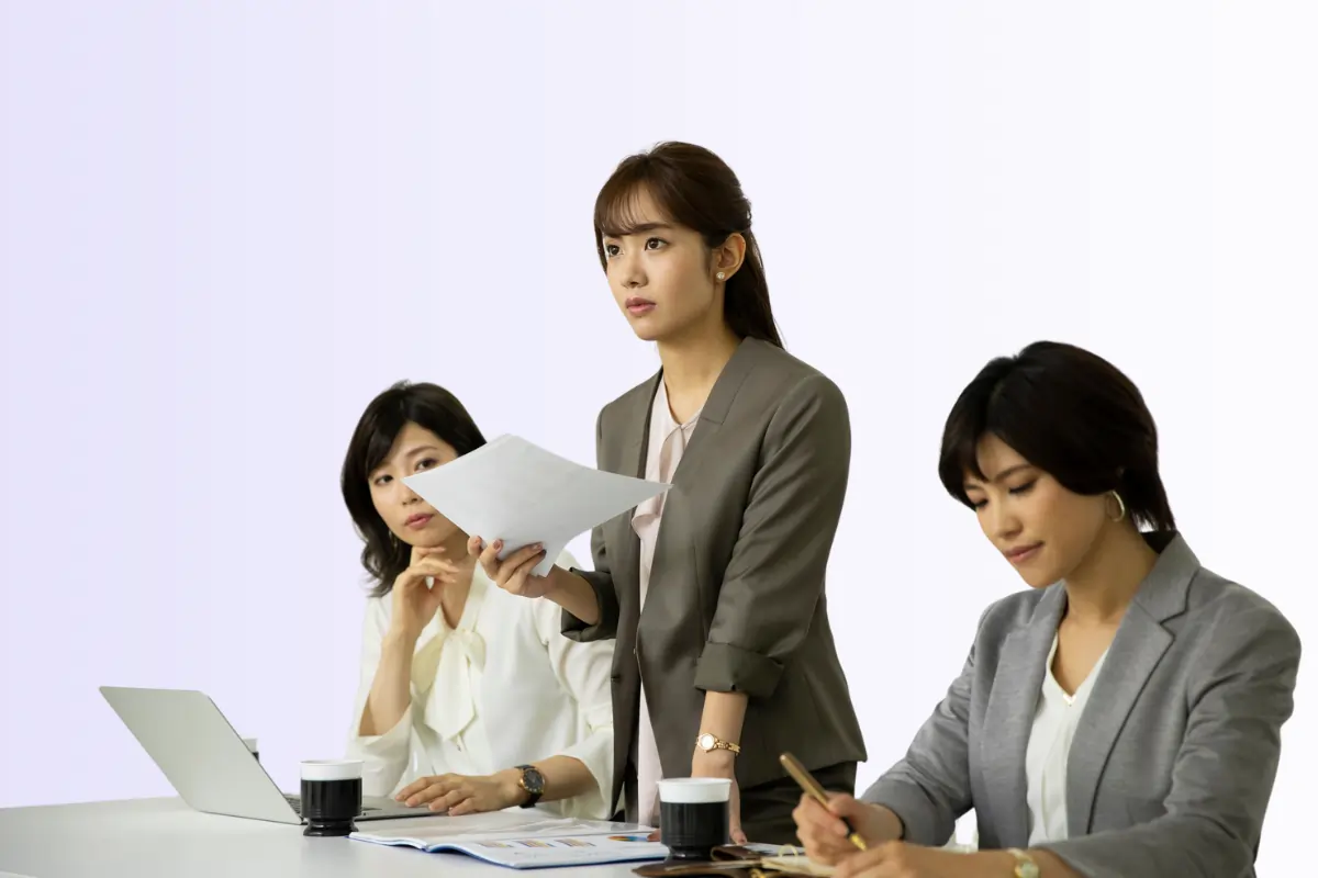 une femme professionnelle leader de son équipe féminine.